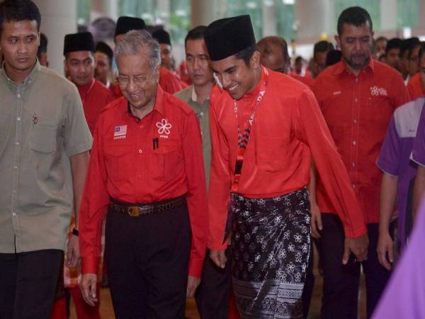 Bekas Ketua Armada Parti Pribumi Bersatu Malaysia (Armada), Syed Saddiq Syed Abdul Rahman bersama bekas Pengerusi Bersatu, Tun Dr Mahathir Mohamad. - Foto internet