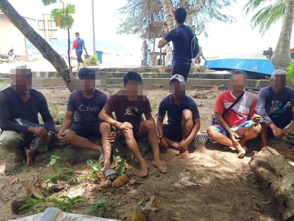 Enam PATI yang bekerja sebagai pemandu bot pelancong di Pulau Perhentian ditahan dalam serbuan dijalankan semalam. - Foto JIM Terengganu