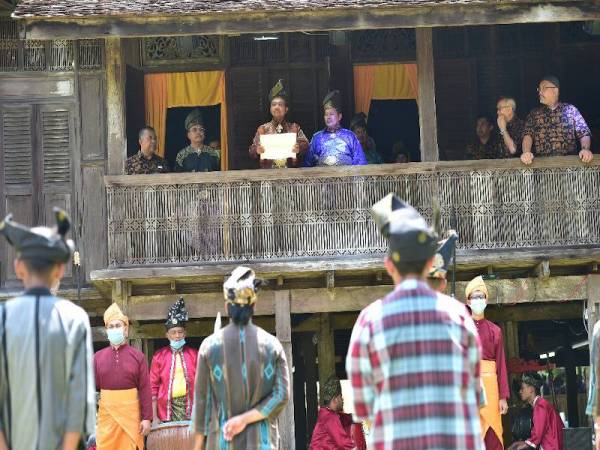 Ahmad Samsuri (tiga dari kiri) ketika membuat pengisytiharan Kampung Budaya Terengganu sempena Majlis Pelancaran Kampung Budaya Terengganu di Kompleks Muzium Negeri Terengganu hari ini. - Foto Urusetia Penerangan Darul Iman (UPDI)