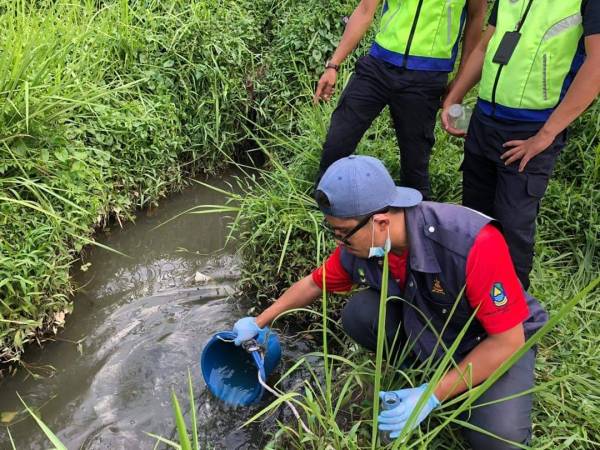 Pihak LUAS bersama Air Selangor dan agensi berkaitan giat menjalankan siasatan hari ini berhubung pencemaran bau tersebut.