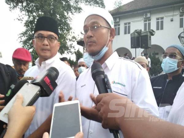 Roslan (kanan) dan Fadzli pada sidang akhbar ketika perhimpunan di Raub hari ini berkaitan isu pekebun haram.