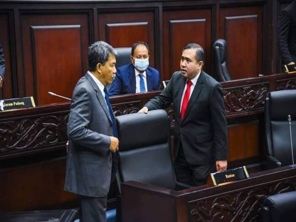 Siew Fook (kanan) berkongsi gambarnya bersama Mohamad ketika sidang Dewan Undangan Negeri (DUN) Negeri Sembilan. Foto: Facebook Anthony Loke Siew Fook