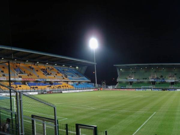 Stade de l'Aube yang menjadi gelanggang tuan rumah buat ESTAC. - Foto The Stadium Guide