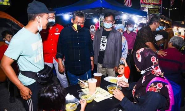 Menteri Besar (tengah) semasa melawat Pusat Penjaja Senawang.