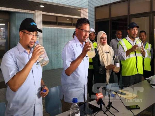 Dr Zaini (dua dari kiri) menunjukkan sampel air selepas melakukan lawatan di Muka Sauk Loji Rawatan Air Sungai Selangor Fasa 1, Bestari Jaya, Kuala Selangor hari ini.