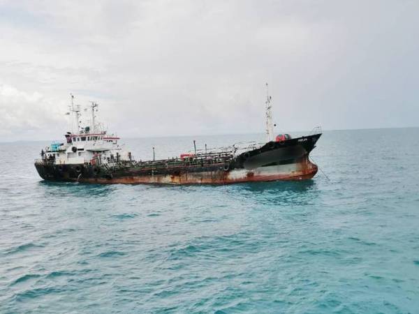 Sebuah kapal yang berdaftar di Mongolia ditahan kerana bersauh tanpa kebenaran pada kedudukan 10.3 batu nautika timur Tanjung Penawar, Kota Tinggi semalam.