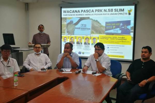 Dr Hamidin (tengah) bersama barisan panelis program 'Wacana Pasca PRK Slim dari Slim ke Borneo: Menuju Pilihan Raya Umum ke-15 di Universiti Malaya, Kuala Lumpur hari ini.
