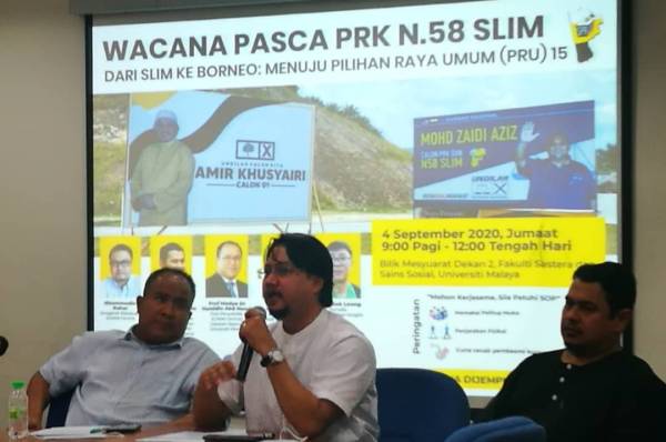 Hisommudin (tengah), Dr Hamidin (kiri) dan Dr Mohd Yusri (kanan) pada program 'Wacana Pasca PRK Slim dari Slim ke Borneo: Menuju Pilihan Raya Umum ke-15' di Universiti Malaya hari ini.