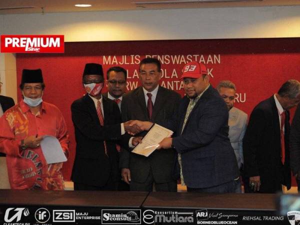 Norizam berjabat tangan dengan bekas Presiden KAFA, Datuk Wan Abdul Rahim Wan Abdullah pada Majlis Penswastaan Kelab Bola Sepak TRW Kelantan FC di Kota Bharu kelmarin. -Foto: TRW Kelantan FC