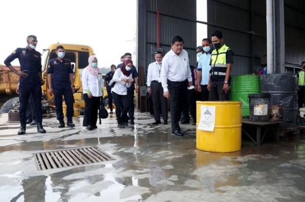 Pihak berkuasa menyerbu lokasi kilang yang dipercayai punca kepada pencemaran bau di Sungai Gong, Rawang.