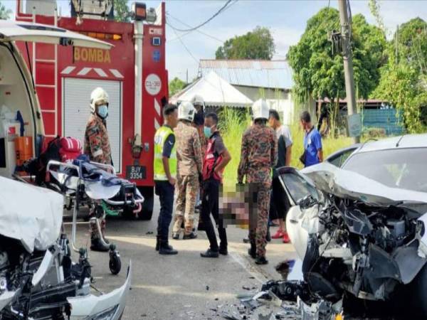 Anggota bomba dari Balai Bomba dan Penyelamat Gebeng ke lokasi untuk bantuan menyelamat. - Foto Bomba 