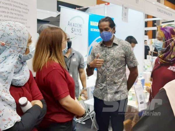 Khairy semasa melawat pameran di Majlis Perasmian Minggu Sains Negara 2020 Peringkat Negeri Sembilan di Dewan Biduanda UiTM Kampus Rembau hari ini.