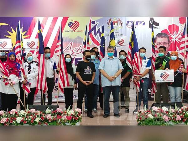 Saifuddin (lima dari kanan) bersama wakil NGO yang menerima agihan Jalur Gemilang sempena Majlis Aspirasi Merdeka IM Malaysia di Kompleks Dagangan Mahkota, Indera Mahkota, Kuantan hari ini.