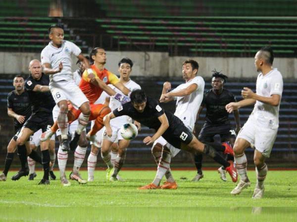 Keadaan kelam kabut di depan gawang Sabah pada perlawanan berkenaan. - Foto FB FA Selangor 