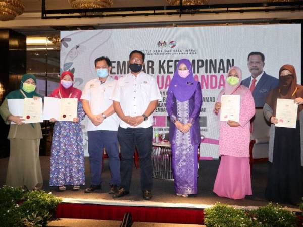 Abdul Rahman (empat dari kiri) bersama wakil-wakil peserta yang menerima sijil pada program Seminar Kepimpinan Wanita Luar Bandar negeri Sabah di Kota Kinabalu hari ini.