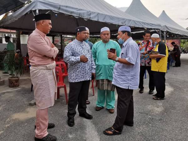 Mohd Khairuddin (dua dari kiri) bersama penduduk setempat ketika menghadiri Jelajah Kasih Kuala Nerus di Masjid Nur Bakti di sini hari ini.