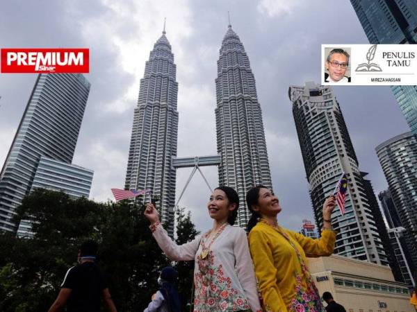 Mercu tanda negara, Menara Berkembar Petronas pada 31 Ogos lalu. Walaupun Malaysia sudah 63 tahun merdeka, agenda bahasa Melayu sebagai bahasa perpaduan masih belum terlaksana sepenuhnya.