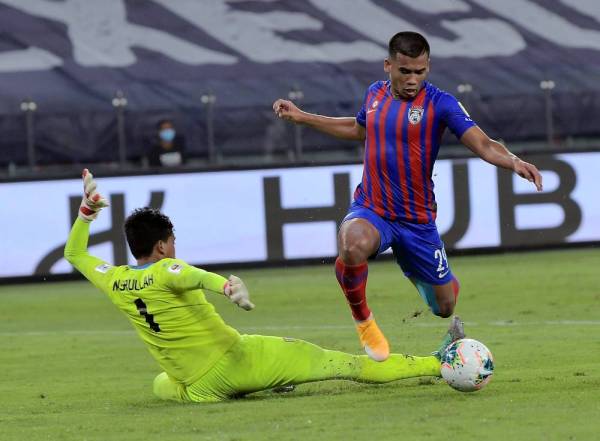 Penyerang JDT, Safawi Rasid berjaya melepasi penjaga gol Perak, Nasrullah Abdul Aziz pada aksi CIMB Liga Super di Stadium Sultan Ibrahim. -Foto Bernama