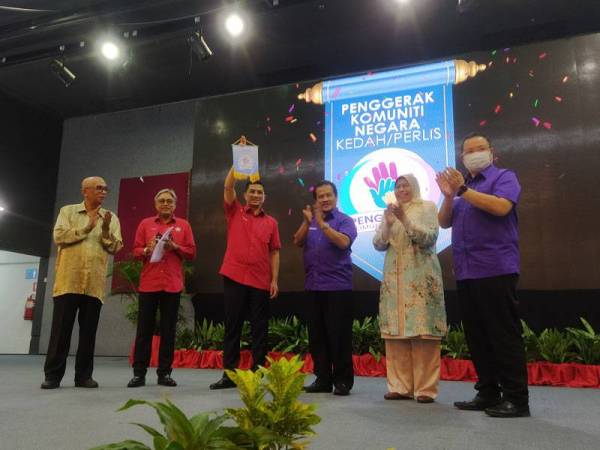 Azmin (tiga dari kiri) ketika melakukan gimik perasmian Majlis Makan Malam Penggerak Komuniti Negeri Kedah di Dewan Majlis Bandaraya Alor Setar (MBAS), di sini, malam tadi.