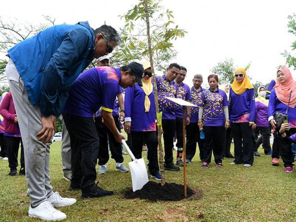 Ketua Setiausaha Negara, Tan Sri Mohd Zuki Ali (dua dari kiri) menanam pokok bersempena Program Kelestarian 'Malaysiaku Indah' di Taman Wetland hari ini. Turut sama Timbalan Ketua Setiausaha Jabatan Perdana Menteri, Datuk Mohd Sallehhuddin Hassan (kiri). - Foto Bernama