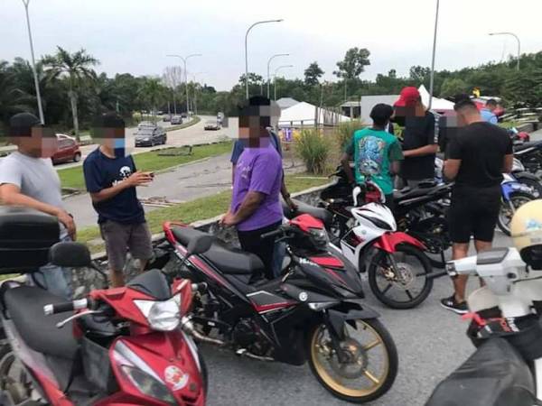 Remaja yang ditahan dalam Ops Samseng Jalanan di sekitar Taman Seremban Selatan semalam. - Foto ihsan IPD Seremban