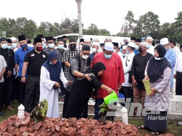 Ibu Allahyarham Mohd Fahami memberi penghormatan akhir di pusara anaknya di Tanah Perkuburan Islam Mount Austin, Johor Bahru hari ini.