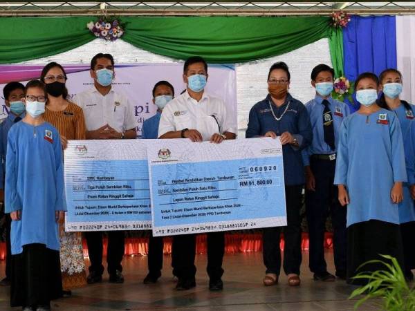 Dr Radzi Jidin pada Majlis Kopi-Kopi bersama Menteri Kanan Pendidikan di Sekolah Menengah Kebangsaan Nambayan Tambunan hari ini. Foto: Bernama