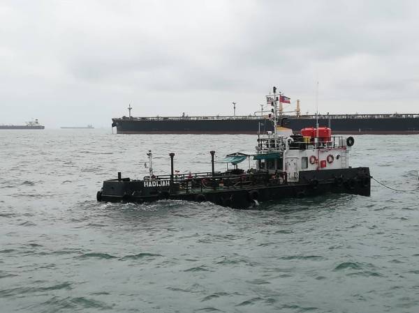 Kapal peronda APM menahan sebuah kapal tangki yang berlabuh tanpa kebenaran di perairan Tanjung Piai semalam.