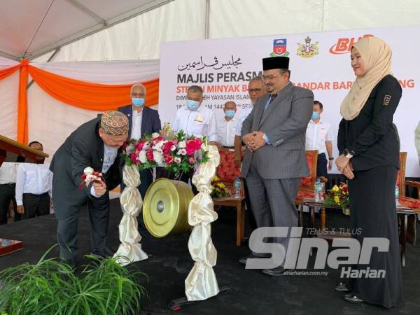 Mohd Amar memalu gong sebagai gimik perasmian pembukaan stesen minyak BHPetrol Bandar Baru Tunjong di Lebuhraya Tunjong-Pasir Mas, Kota Bharu di sini semalam.