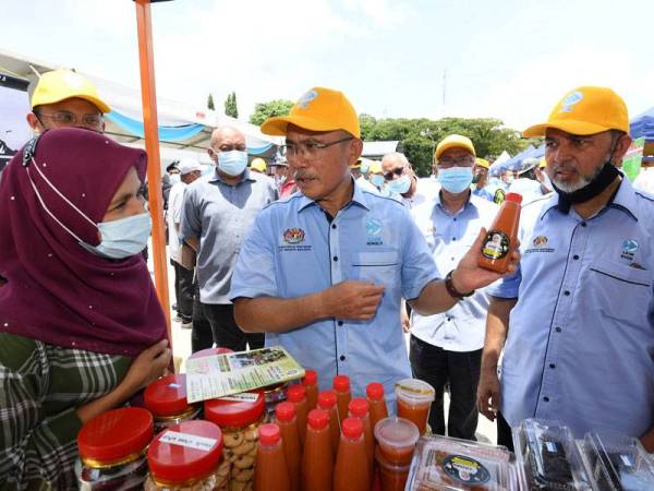 Menteri Pertanian dan Industri Makanan Datuk Seri Dr Ronald Kiandee (tengah) singgah di gerai usahawan Sumarni Ghani (kiri) selepas menteri itu merasmikan Mini Karnival Industri Makanan Beluran 2020 di Dataran Beluran hari ini.
Turut hadir, Pengerusi Lembaga Kemajuan Ikan Malaysia Datuk Syed Abu Hussin Hafiz Syed Abdul Fasal (kanan).
--fotoBERNAMA (2020) HAK CIPTA TERPELIHARA