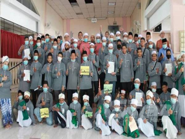 Mohamad Taufek (berdiri, tengah) bersama peserta Bengkel Bilal Muda di Masjid Bandar Baru Senawang hari ini.