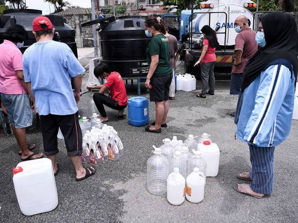 Penduduk di sekitar Bandar Baru Ampang mengambil bekalan air yang disediakan oleh Pengurusan Air Selangor Sdn Bhd (Air Selangor). - Foto Bernama