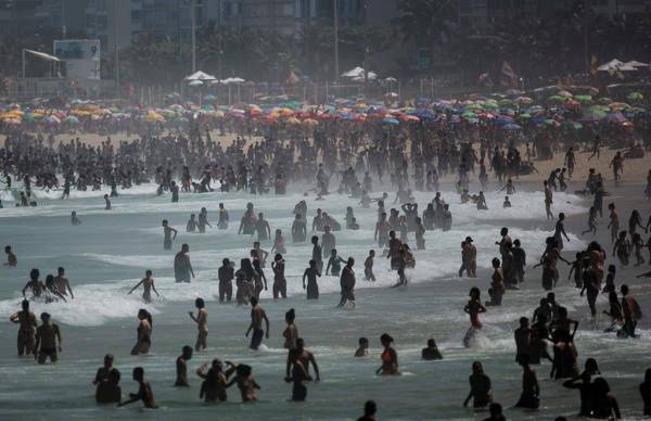 Orang ramai bersesak di pantai Ipanema yang terkenal di Rio de Janeiro, walaupun perintah larangan berikutan wabak Covid-19 dikenakan. - Foto AP