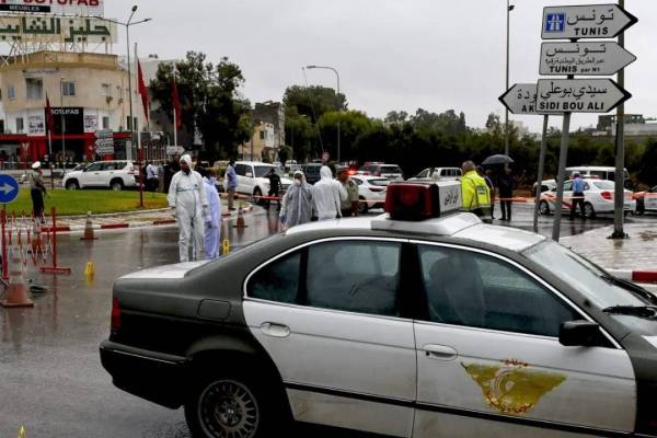 Anggota polis forensik memeriksa tempat seorang pegawai Pengawal Kebangsaan Tunisia yang dibunuh di bandar Sousse semalam. - Foto AFP