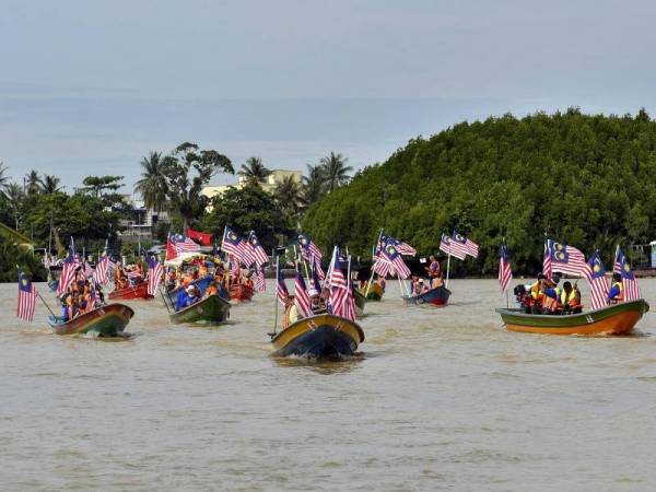 Seramai 150 peserta berarak megah dengan 26 buah bot nelayan dari Pantai Ndo ke Pulau Teluk Rejuna dengan mengibarkan Jalur Gemilang bagi meraikan Hari Kebangsaan ke-63 pada Majlis Sambutan Bulan Kebangsaan dan Hari Malaysia 2020 hari ini.- Foto Bernama