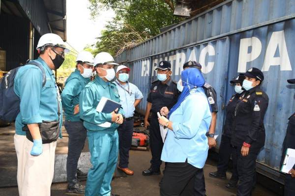 Pemeriksaan operasi kilang dijalankan MPS bersama JAS dan PDT Gombak sekitar Sungai Gong hari ini susulan pencemaran air yang berlaku Khamis lalu.