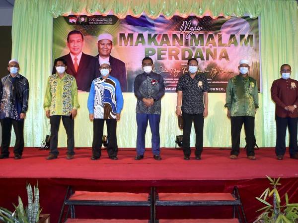 Takiyuddin Hassan (empat dari kiri) bergambar kenangan bersama Ketua-ketua Bahagian Pas Sabah sempena Majlis Makan Malam Perdana PAS negeri Sabah malam ini. - Foto Bernama