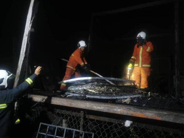 Anggota bomba sedang melakukan pemeriksaan terakhir bagi memastikan api padam sepenuhnya dalam kejadian kebakaran di Kampung Gong Nangka, Gong Tokto Nasek, Kuala Terengganu malam tadi.