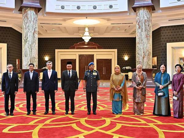 Al-Sultan Abdullah dan Tunku Azizah berkenan berangkat ke Majlis Menghadap Perpisahan tiga duta besar ke Malaysia di Istana Negara hari ini. - Foto FB Istana Negara