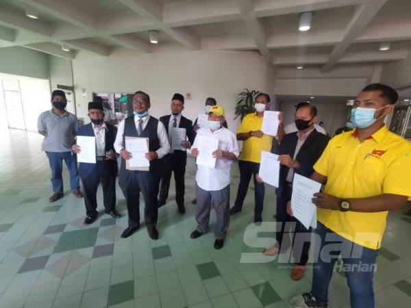 Sebahagian yang hadir di Mahkamah Shah Alam hari ini, bagi memfailkan notis tuntutan saman terhadap syarikat yang menyebabkan pencemaran air di Sungai Gong, Selangor.