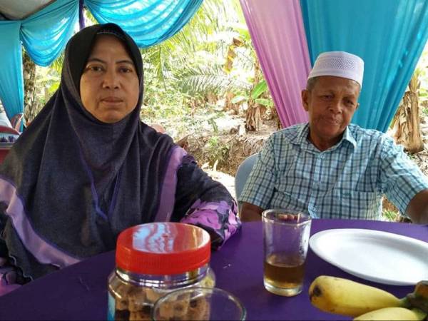 Gambar Sariah bersama arwah suaminya yang maut dalam kemalangan di Jalan Parit Baru kelmarin.