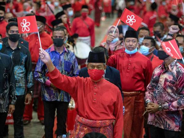 Muhyiddin ketika hadir pada Majlis Ulangtahun ke- 4 Parti Bersatu di MITEC, Kuala Lumpur malam ini. - Foto Bernama