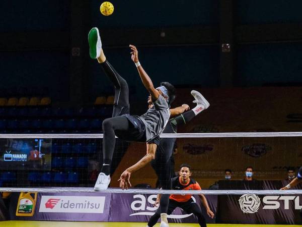 Antara aksi menarik dipamerkan pemain Terengganu Turtles dan MASUM UPM Knights pada saingan Divisyen Satu STL 2020 di Stadium Titiwangsa hari ini. - Foto SepakTakraw League