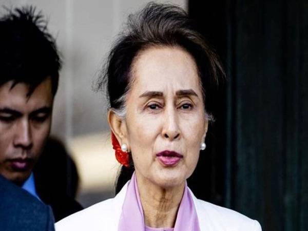 Bekas penerima Hadiah Nobel Keamanan, Aung San Suu Kyi berharap partinya akan memenangi pilihan raya di negara itu. - Foto AFP