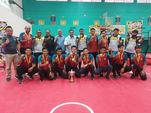 Pemain, jurulatih pegawai Perak meraikan kejayaan menjuarai Sirkit Kedua Kejohanan Sepak Takraw Kebangsaan Remaja STL - Road To Sukma 2020 baru-baru ini bersama Presiden PSM, Datuk Seri Ahmad Ismail.