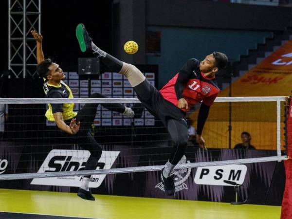 Antara aksi menarik pertemuan Bomba Fighters menentang Kedah Eagles pada saingan STL 2020 Divisyen Satu di Stadium Titiwangsa semalam.