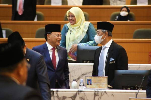 Muhyiddin (kanan) duduk di sebelah Osman ketika sidang DUN Johor hari ini.