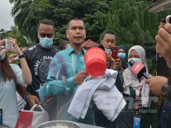 Jamal hadir ke Bangunan SSAAS di Shah Alam hari ini bagi menyerahkan kertas cadangan dalam memastikan pemeliharaan sungai kepada Menteri Besar Selangor, Datuk Seri Amirudin Shari.