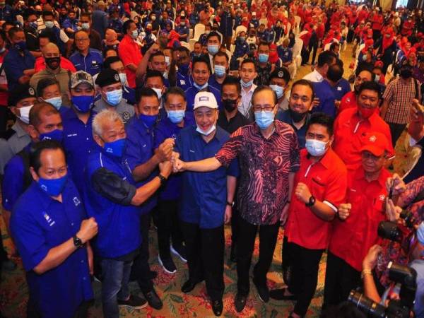 Bung Moktar (depan, dua kiri) bersama kepimpinan Barisan Nasional dan Bersatu pada Majlis Ramah Mesra Pemimpin-Pemimpin BN dan Bersatu Sabah di sini hari ini.