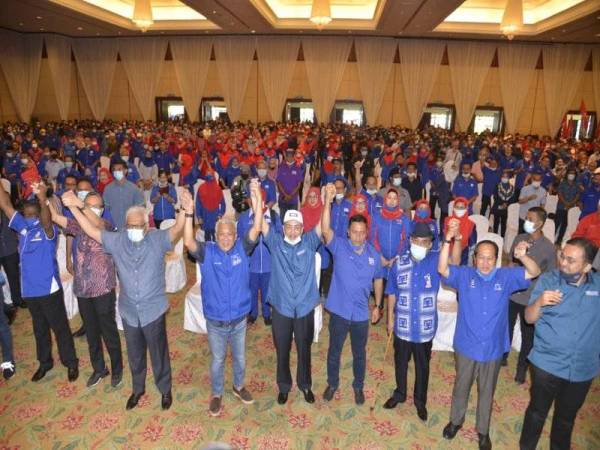 Bung Moktar (depan, enam dari kanan) pada Majlis Ramah Mesra Pemimpin-Pemimpin BN dan Bersatu Sabah di sini hari ini.